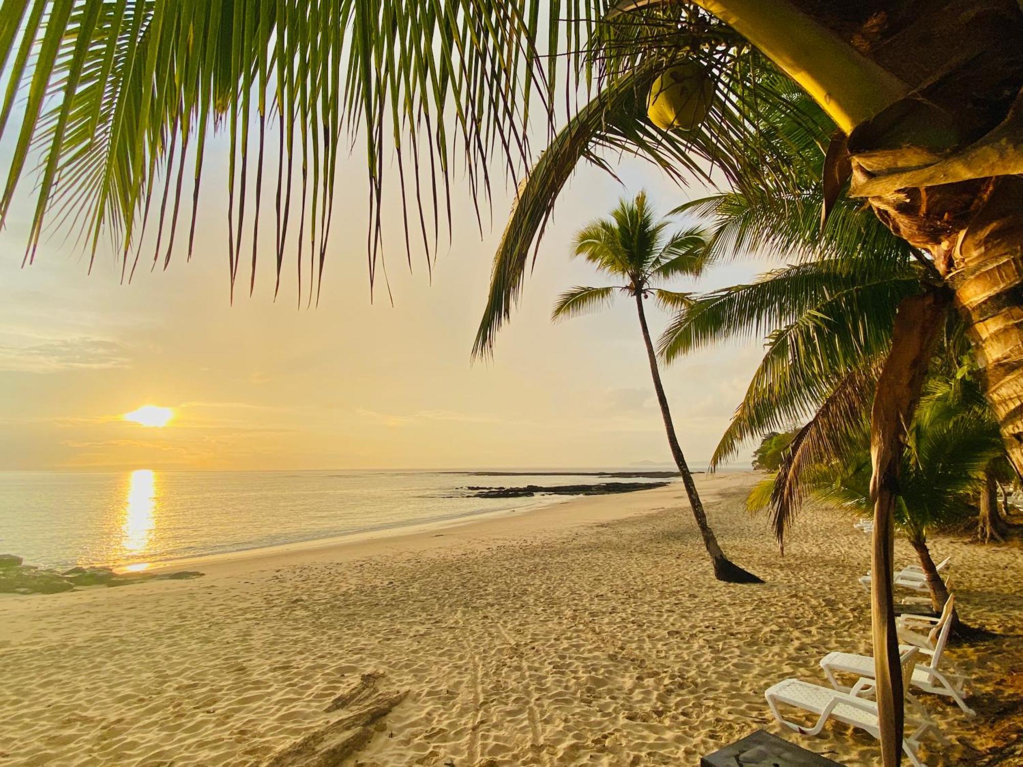 Sonny Island Resort Cabanas Frente Al Mar Punta Bajo Rico Exterior photo