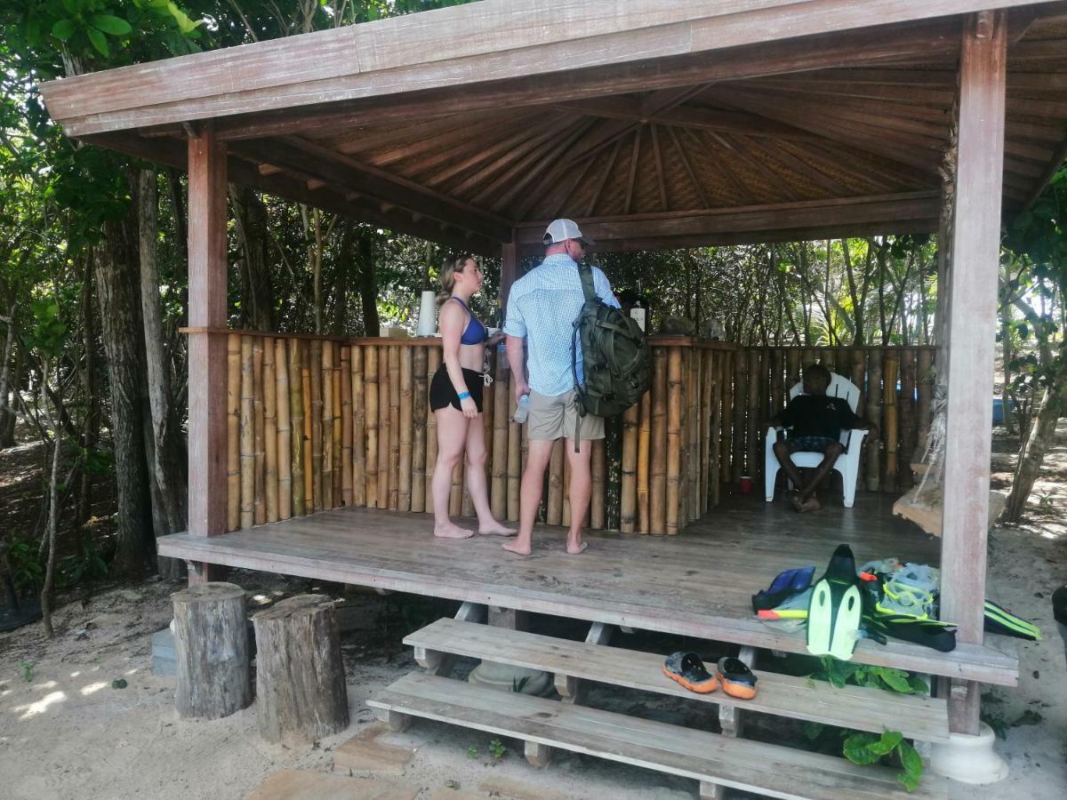 Sonny Island Resort Cabanas Frente Al Mar Punta Bajo Rico Exterior photo